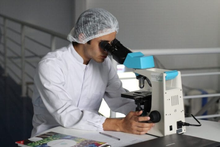 Mikroskop w laboratorium