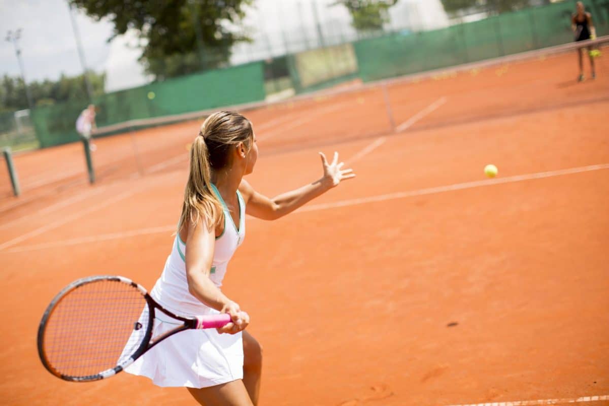 Kobieta grająca w tenis ziemny
