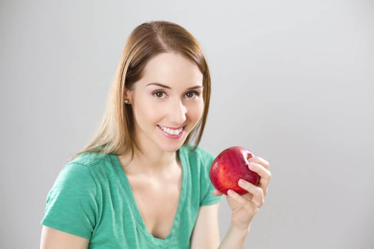 kobieta jedząca jabłko