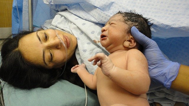 Noworodek przy matce po porodzie