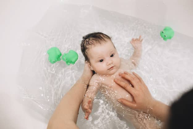 Kąpiel dziecka przy użyciu kosmetyków naturalnych