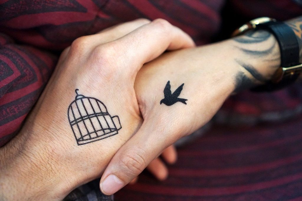 tatuaż dla par wykonany na dłoniach obu osób, tatuaż na dłoni to idealny pomysł na tatuaż dla par