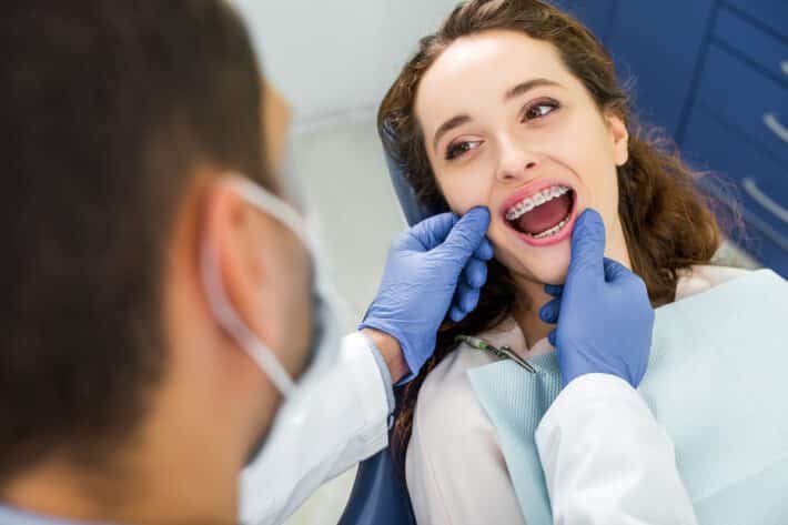 Aparat ortodontyczny na zębach