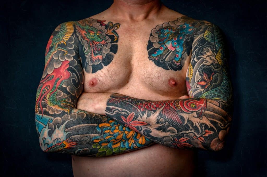 Tatuaż rękaw na męskim ciele