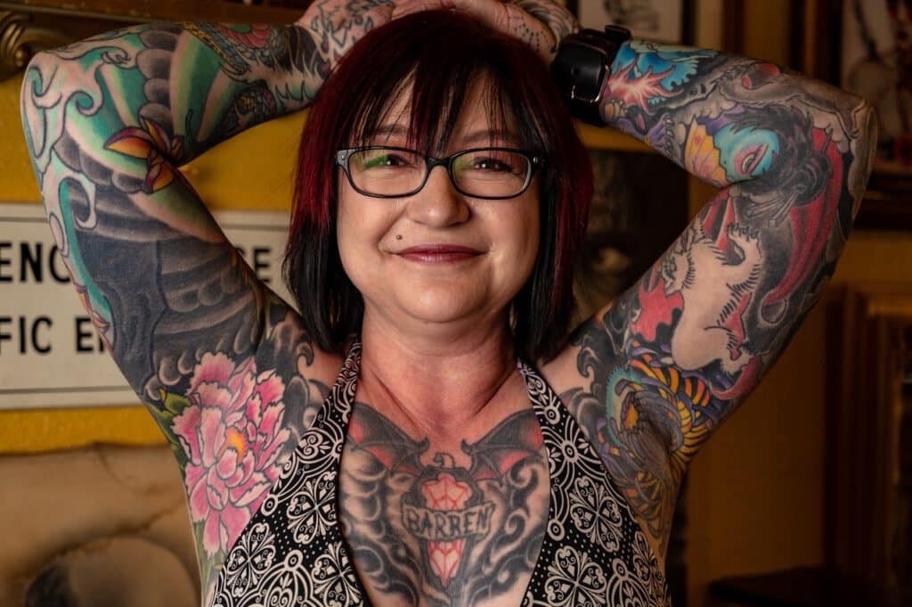 Kobieta z tatuażem rękawem