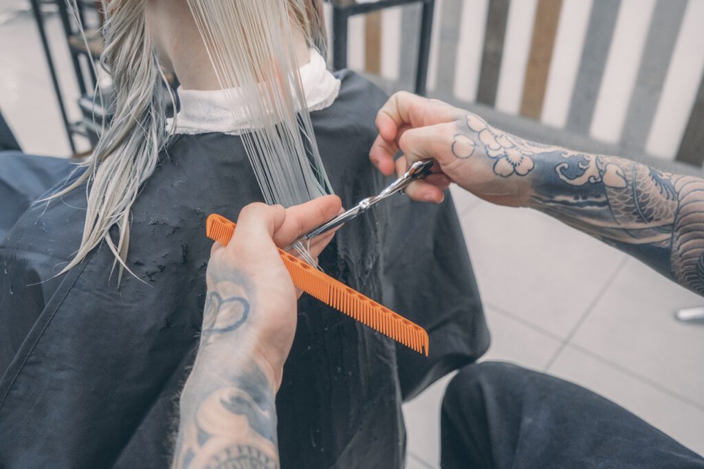 Motywy tatuaży rękawów u fryzjera