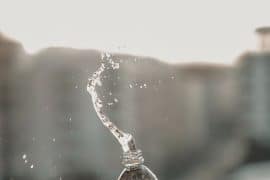 Woda mineralna a woda źródlana – poznaj różnice