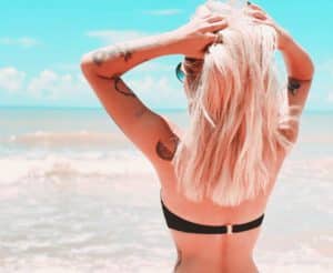 Wzór tatuazu u kobiety przebywającej na plaży