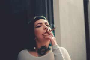 Kobieta paląca papierosa z tatuażem