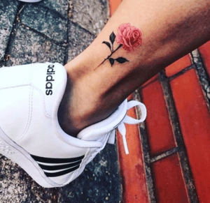 Damski tatuaż kwiat na kostce