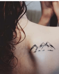 Damski tatuaż góry na łopatce