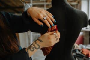 Tatuaż damski na ręce kobiety w postaci węża