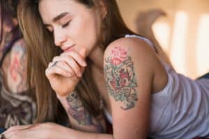 Damski tatuaż na ramieniu kobiety