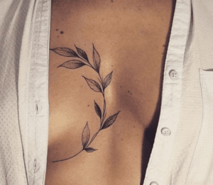 Damski tatuaż z motywem roślinnym wokół kobiecej piersi