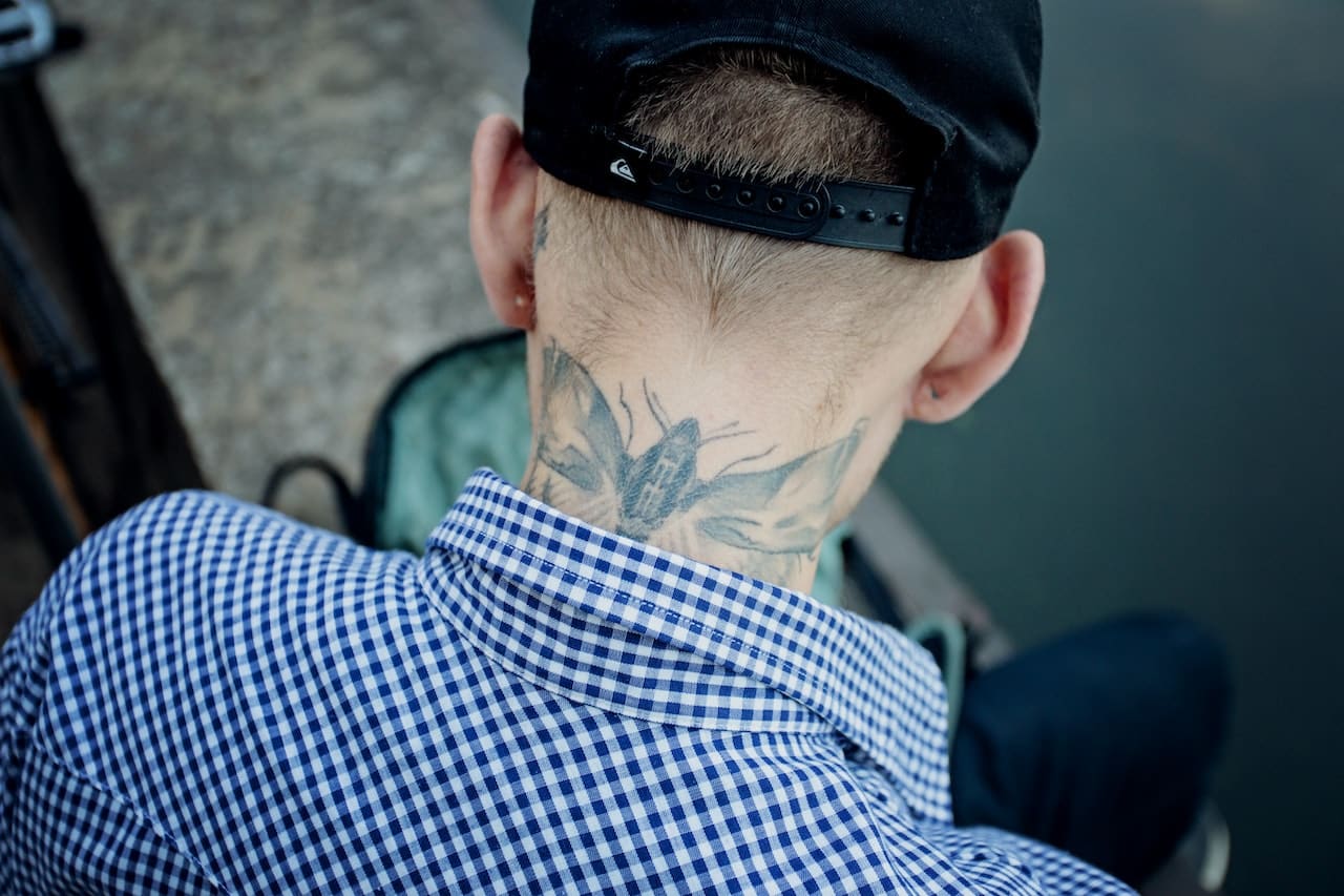 Mężczyzna, który posiada tatuaż wzór w kształcie chrząszcza