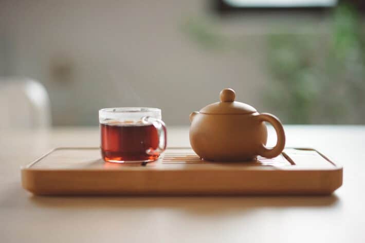 dzbanek i filiżanka z herbatą czerwoną