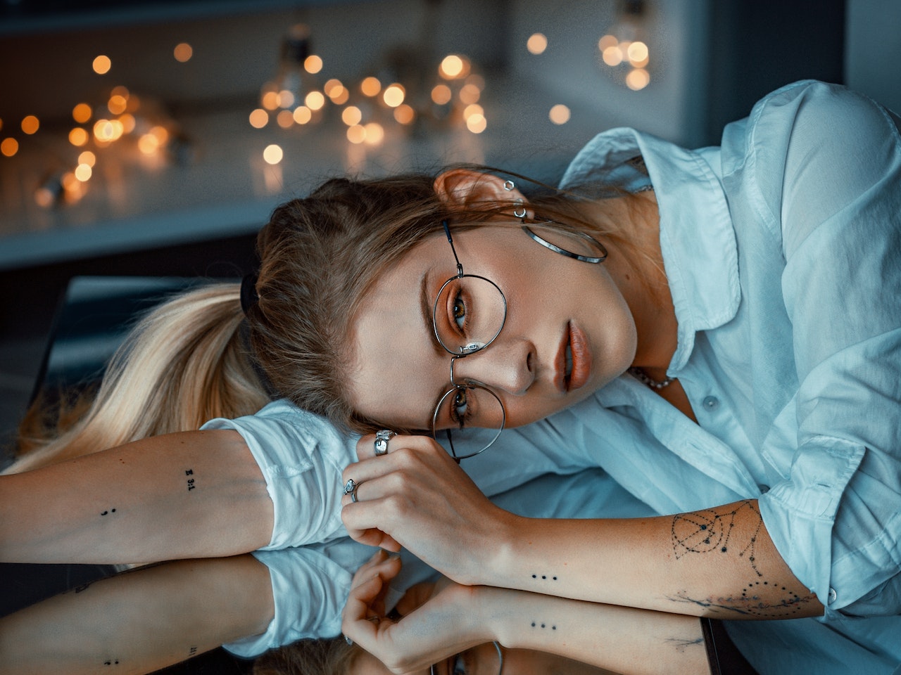 Młoda kobieta posiadająca gwiazdy tatuaż wzór