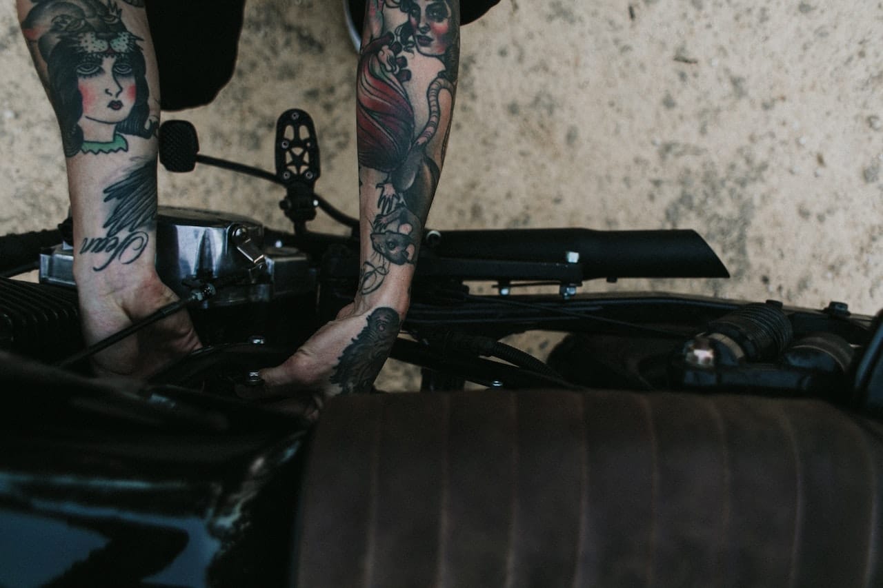 Tatuaż motor na ręku mężczyzny, piękny tatuaż na ręce
