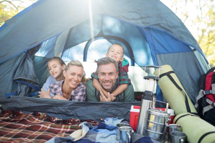 rodzina spędzająca czas pod namiotem
