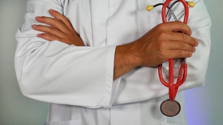 lekarz trzymający czerwony stetoskop