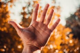 Drętwienie małego palca lewej ręki – przyczyny