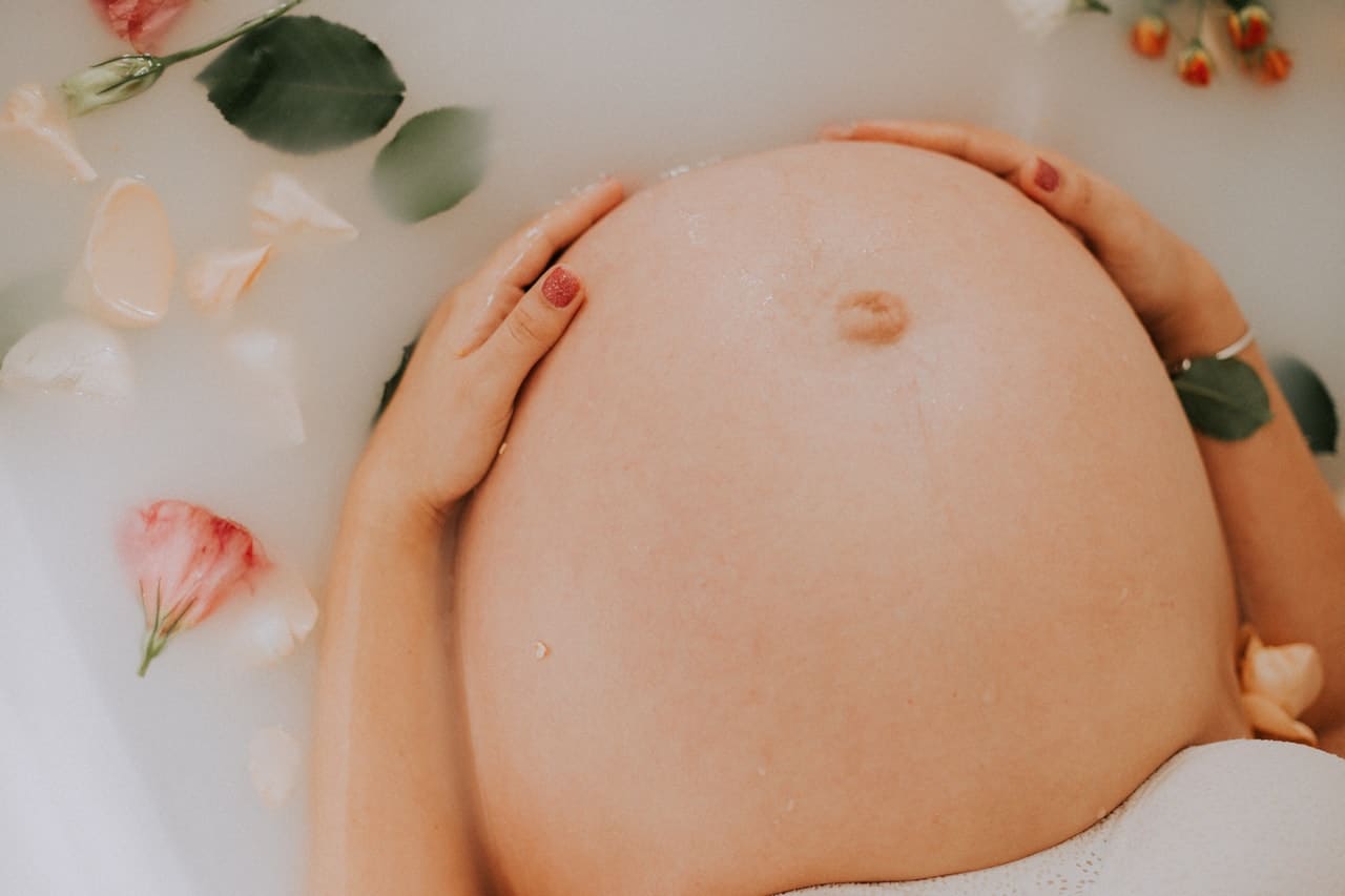 Relaksacyjna kąpiel kobiety w ciąży przed snem