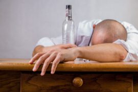 Biała gorączka (delirium alkoholowe) – czym jest, z czego wynika, jak się objawia?
