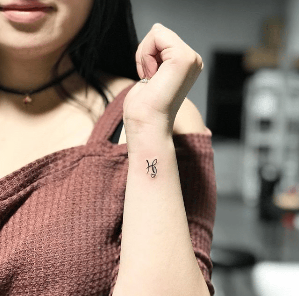 Tatuaż u kobiety na nadgarstku