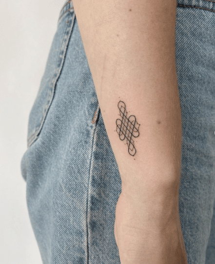 Tatuaz na ręce u kobiety