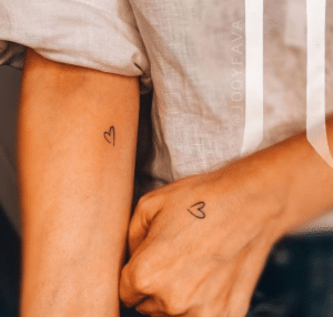 Małe tatuaże serduszka na rękach