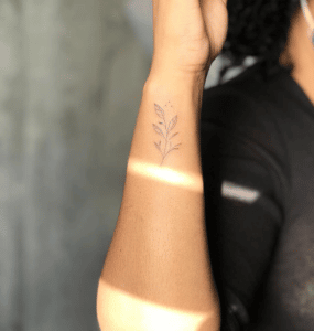 Tatuaż damski na nadgarstku