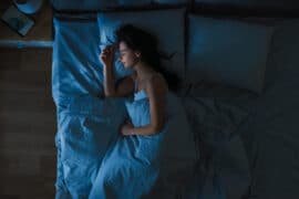 Śpiąca spokojnie kobieta jako symbol zdrowego snu