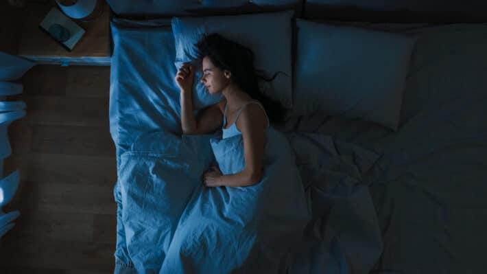 Śpiąca spokojnie kobieta jako symbol zdrowego snu
