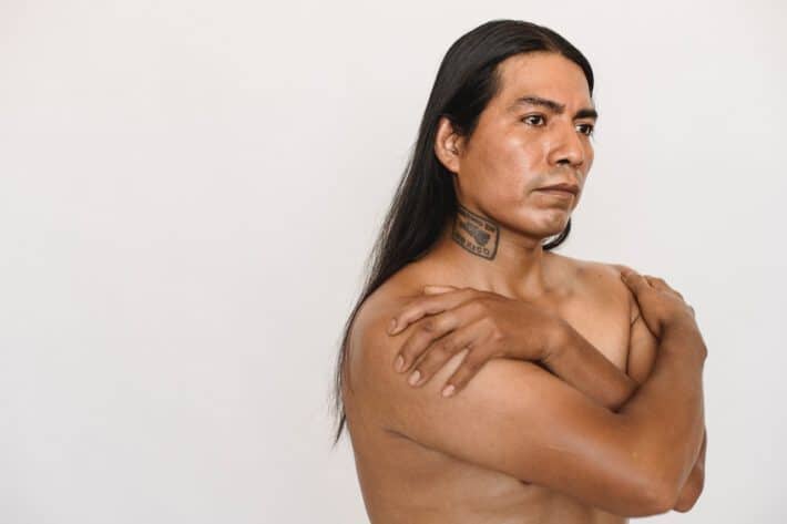 tatuaż na szyi rdzennego indianina