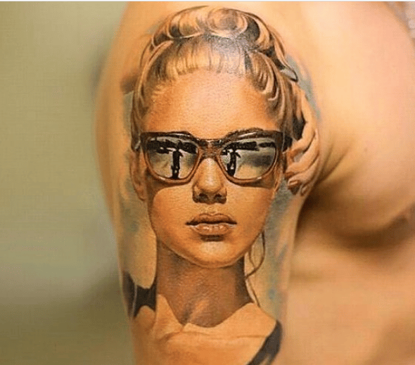 Tatuaże na rękach 3D tak jak ten portret kobiety dodają realistycznego wyglądu do wykonanego przez tatuażystę dzieła