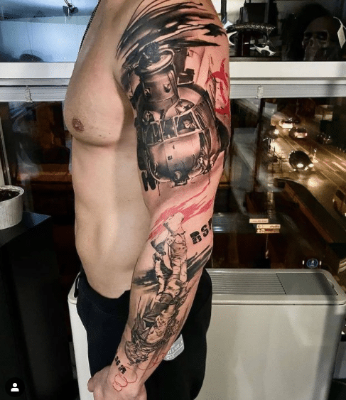 Trash Polka tatuaż na ręce ciągnący się aż do ramienia, tworzy ze sobą spójny ład