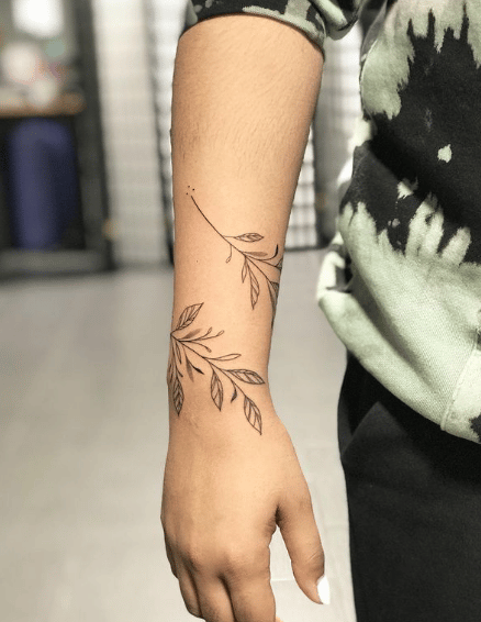 Tatuaże na nadgarstku bransoletka u kobiety