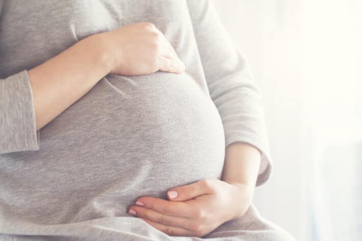 Kobieta borykająca się z biegunką w ciąży 3 trymestr