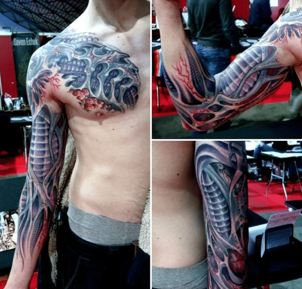 Tatuaż biomechaniczny na ciele mężczyzny
