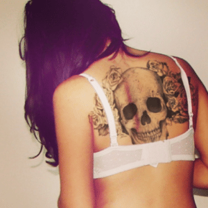 Tatuaż czaszka na plecach kobiety