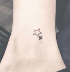 tatuaż gwiazdy na kostce