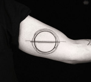 tatuaż geometryczny koło na ręce