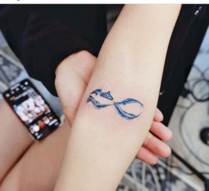 tatuaż nieskończoność na przedramieniu