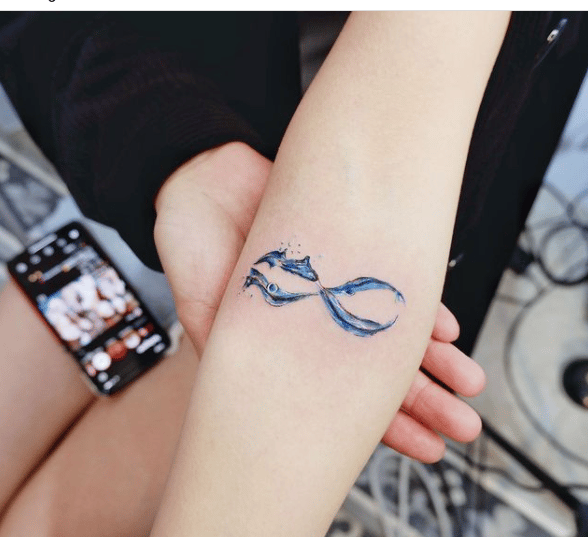 tatuaże nieskończoność na przedramieniu