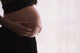 Kobieta w zaawansowanej ciąży, chcąca użyć kalkulatora ciąży