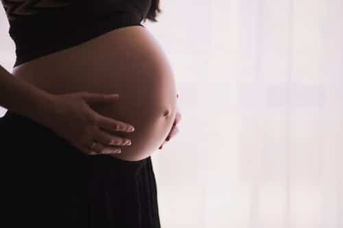 Kobieta w zaawansowanej ciąży, chcąca użyć kalkulatora ciąży