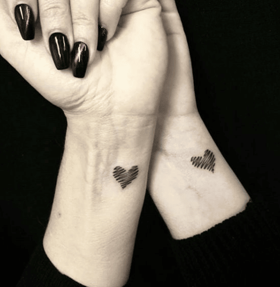 Drobne tatuaże serca na nadgarstkach
