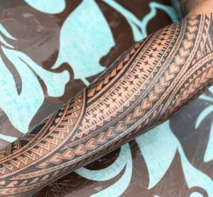 Ręka wytuowana tatuażem polinezyjskim