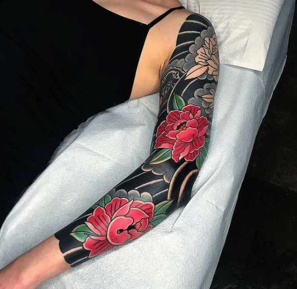 Tatuaże na ręce jako rękaw u kobiet zaczynający się tuż przed nadgarstkiem kończący na barku