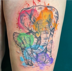 tatuaż watercolor słoń na nodze